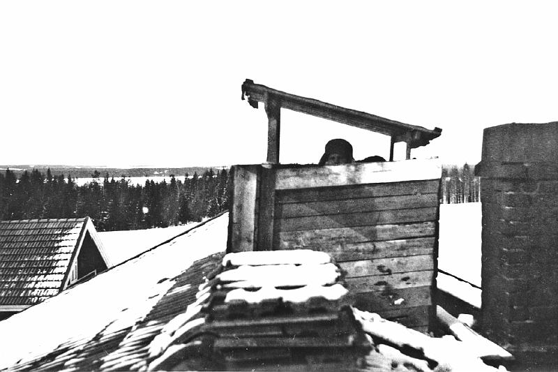 dia11.jpg - Liesijärven iv.aseman (5611) tähystys talon katolla. Sinne kuljettiin kattoon tehdyn aukon kautta. (1940)