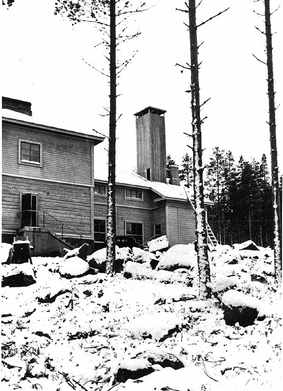 dia15.jpg - Haapamäen IPAK 5600:n alaisella Kannonkosken iv.asemalla tähystys  oli rakennuksen katolle rakennetussa korkeassa umpitornissa. Kulku torniin tapahtui tikapuitse ulkokautta. (1940)