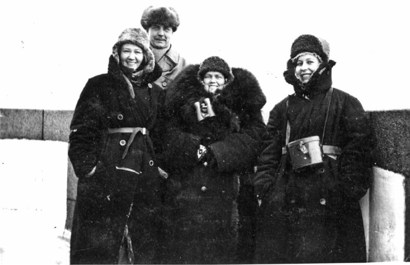 dia17.jpg - Kotkan Vesitornin iv.aseman vartiopäällikkö ja iv.lotat Laromaa, Jäntti sekä Virtanen pakkasvarusteissaan. (1940)