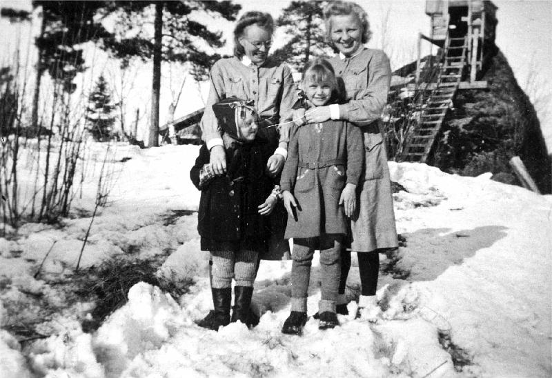 dia2.jpg - Ihantalan iv.asema Vakkilaisen talon pihapiirissä, ison kiven päällä. Kuvassa iv.lotat Liisa Kantanen (vas.) ja Aune Turtiainen sekä Vakkilaisen talosta tytöt Lea Kekki (vas.) ja Ritva Lönqvist (1943)