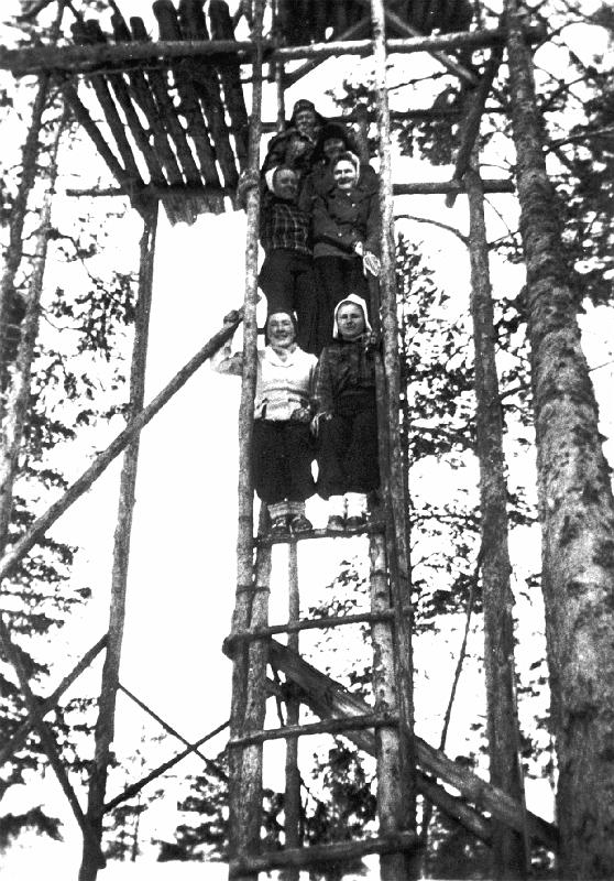 dia21.jpg - Virolahti, Pyterlahden Siipioravavuoren iv.torni iv.lottineen. (1940)