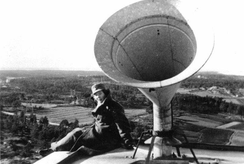 dia22.jpg - Rauman vesitornin katolla oli kuulosuuntimista varten "torvi", jota käänneltiin ja jota kuunneltiin vesitornin välikerroksesta. Iv.lotta Inkeri Sorsakivi tarkkailemassa. Katolla ei Talvisodan aikana vielä ollut iv.lavaa. Valvonta tapahtui rakennuksen ylimmästä ikkunallisesta kerroksesta kurkkimalla.