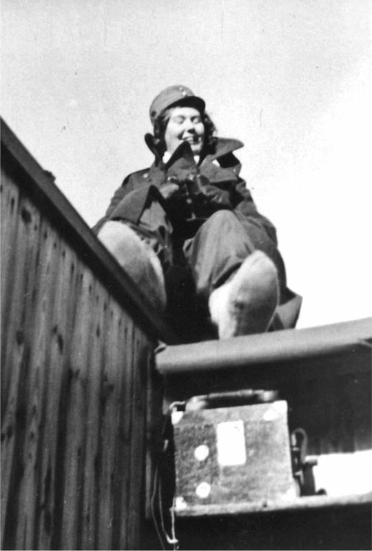 dia24.jpg - 1941 Rauman iv.asemalle oli rakennettu lava vesitornin katolle. Iv.lotta Inkeri Sorsakivi vartiovuorossa.