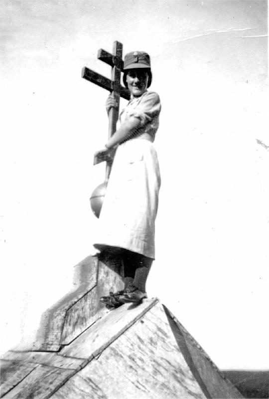 dia26.jpg - Iv.lotta Hilkka Viljakainen (s. Saari) Hyrylän "iv.tornin" huipulla. (1941)