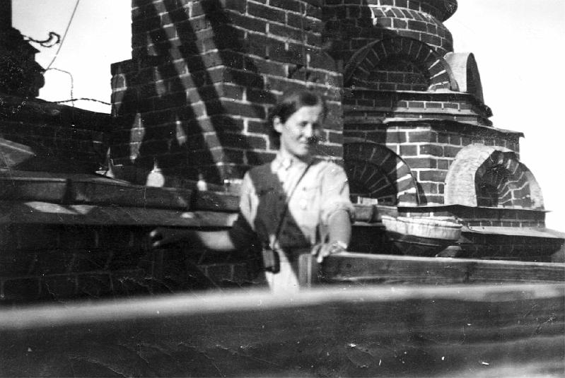 dia28.jpg - Iv.lotta Hilkka Viljakainen (s. Saari) Hyrylän iv.asemalla ortodoksisen kirkon tornissa. (1941)