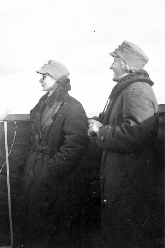 dia5.jpg - Myllykosken iv.tornissa 18.10.1939 tornilotat Toini Sihvola (oik.) ja Ester Puolakka tähystävät tiukasti kaakon suuntaan.
