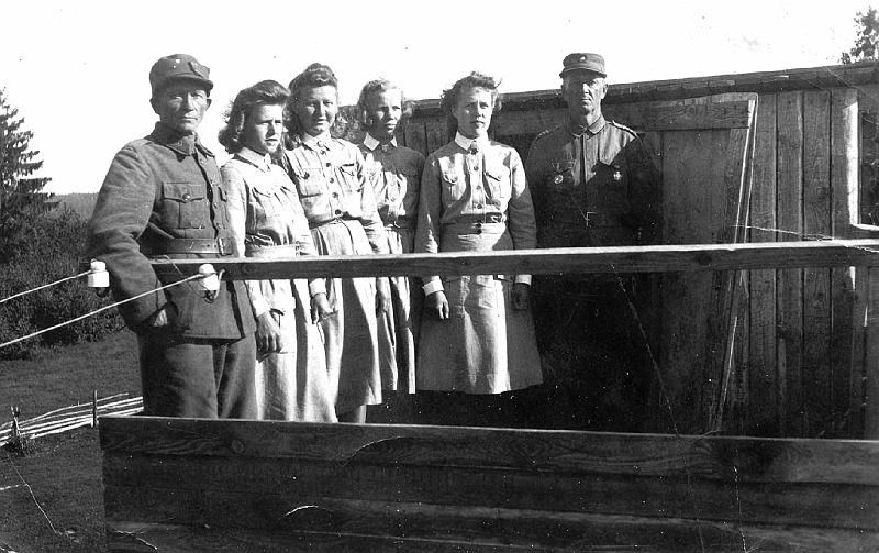 dia6.jpg - Miettilän iv.asema navetan katolla. Kuvassa oikealta iv.aseman päällikkö, kersantti Siisiäinen, iv.lotat Toini Kiskonen (s Lankinen), Hilma Jaatinen, Liisa Pajari ja Liisa Varis sekä varapääll. alik. Rita. (1939)