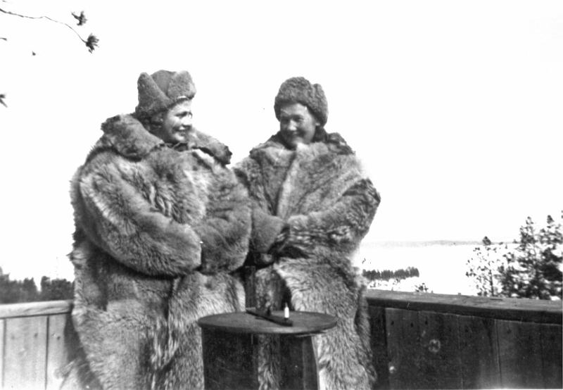 dia66.jpg - Lappeenrannan iv.aseman tornilotat Sirkka-Liisa Kannela ja Laura Gråsten (s. Karhu). (1944)