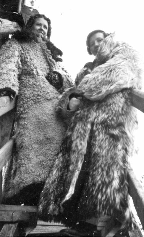 dia7.jpg - Suolahden Riihivuoren iv.lotat turkeissaan vartiotornin rappusilla. (1939)