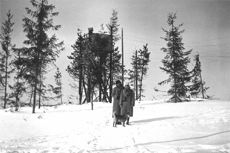 dia9.jpg - Ikaalisten iv.torni oli  Kilvakkalan kylän Helkatörmän mäellä. Etualalla iv.lotat Elli Hiekka ja Leena Vähätalo. (1940)